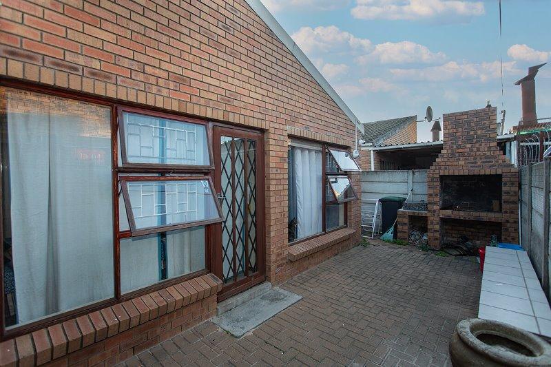 3 Bedroom Property for Sale in Peerless Park West Western Cape